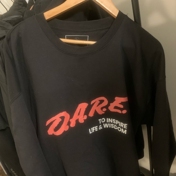 D.A.R.E CREWNECK SWEATER (BLACK - Picture 1 of 3